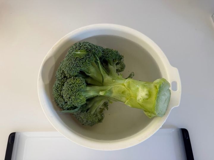 ボウルに溜めた水の中で洗う