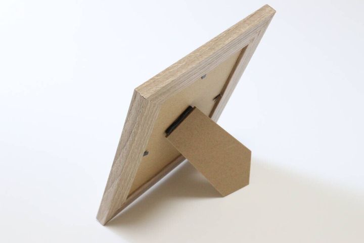 ダイソーのフレームミラー ダブル枠のスタンドを縦向きで使用した様子