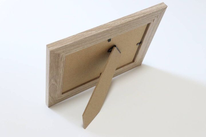 ダイソーのフレームミラー ダブル枠のスタンドを横向きで使用した様子