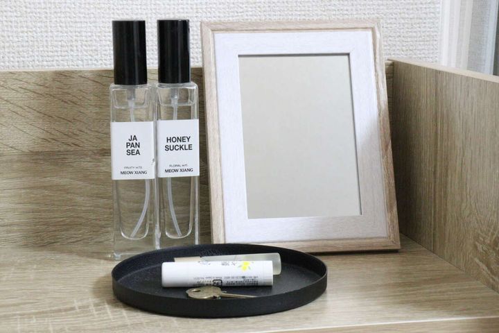 ダイソーのフレームミラー ダブル枠は額縁のような見た目でインテリアに映える