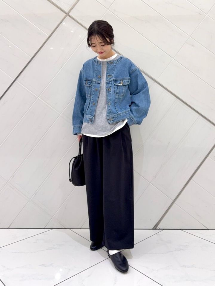 2026春大人女性ノーカラーデニムジャケット最旬レイヤードコーデ