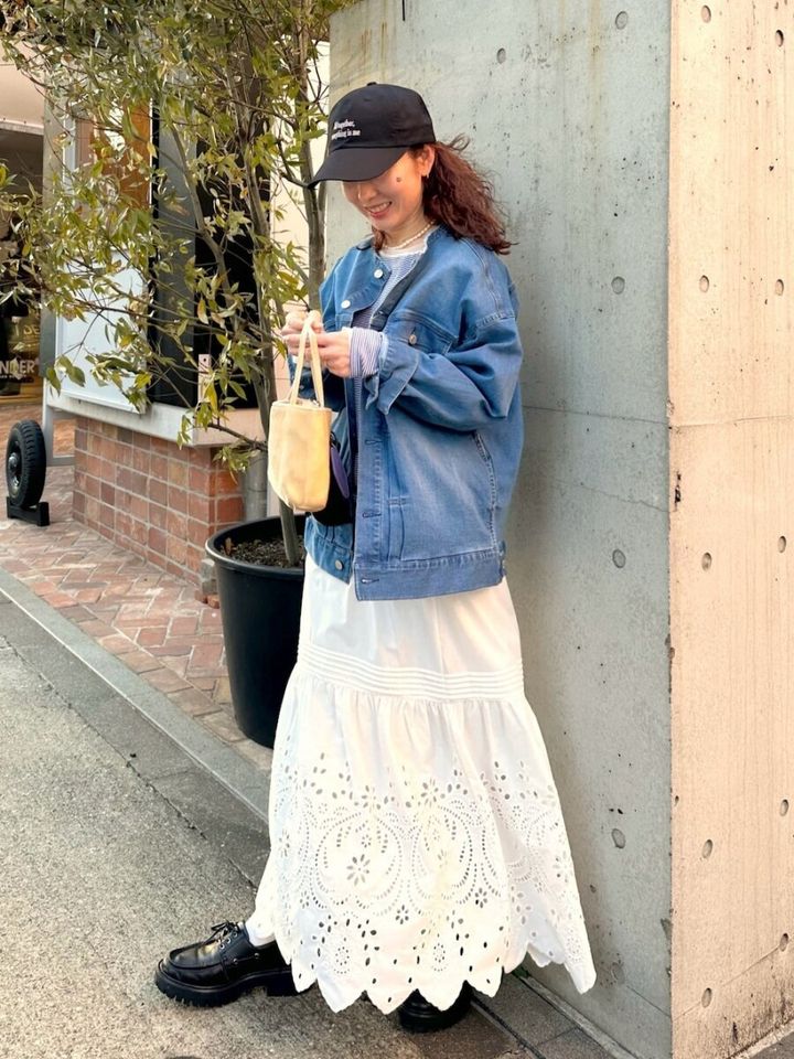 2026春大人女性ノーカラーデニムジャケット白スカートコーデ