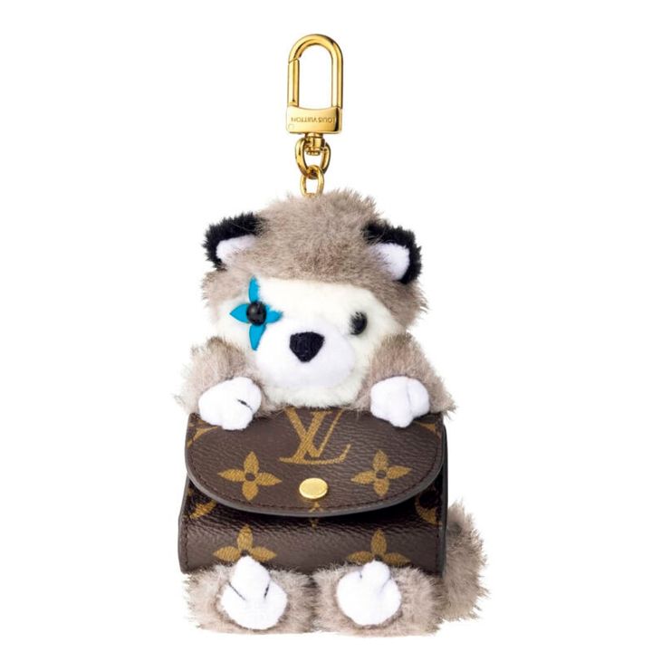 モノグラムパターンのポーチをハスキー犬が抱えるキュートなチャーム。¥117,700（ルイ・ヴィトン／ルイ・ヴィトン クライアントサービス）