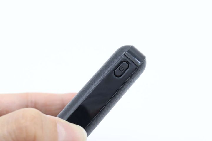 10000mAh パワーバンク（黒） 電源ボタン