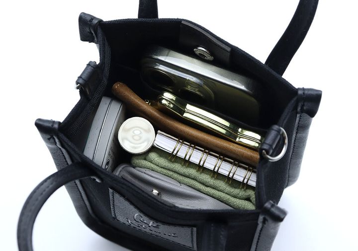 カフェキツネ看板マダムスマホショルダー収納力