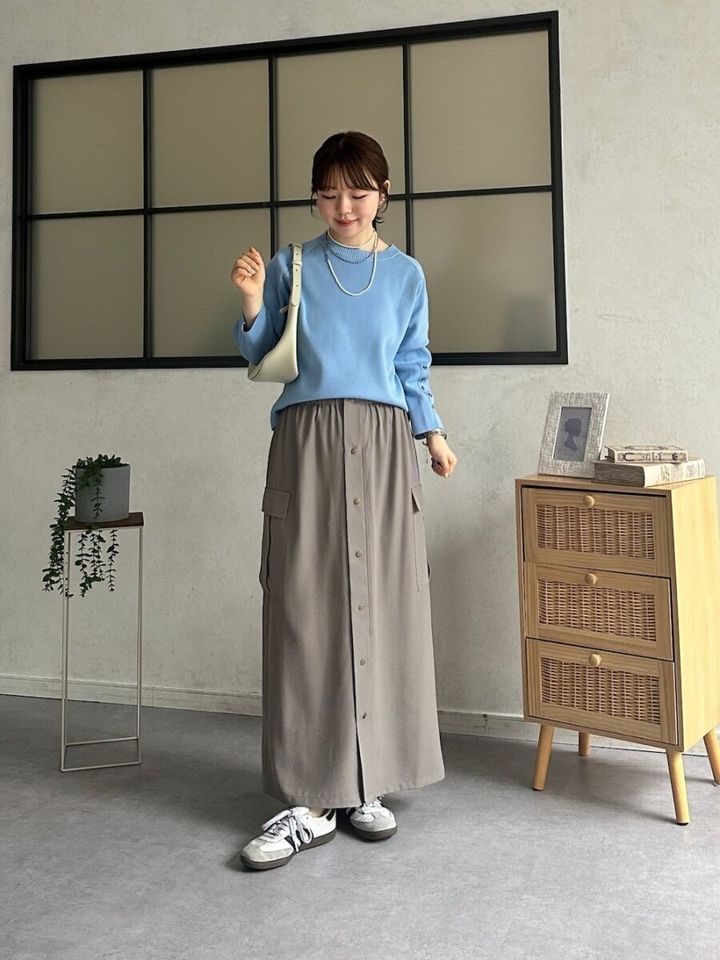 2026春大人女性おすすめブルーニットグレージュスカートコーデ