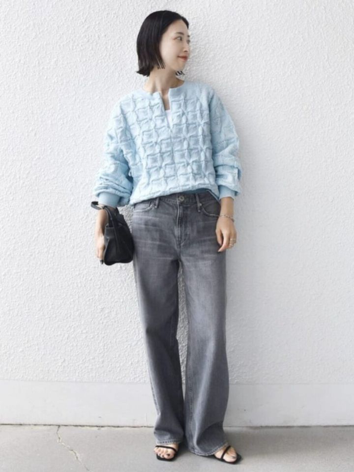 2026春大人女性おすすめブルーニットグレーデニムコーデ