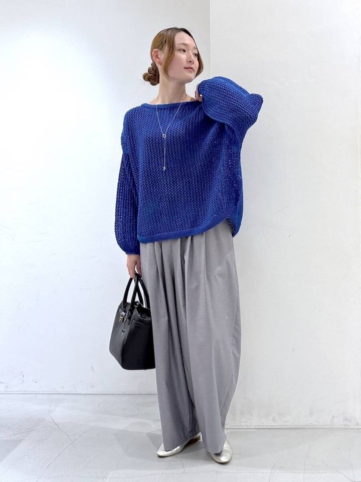2026春大人女性おすすめブルーニットリラックスコーデ