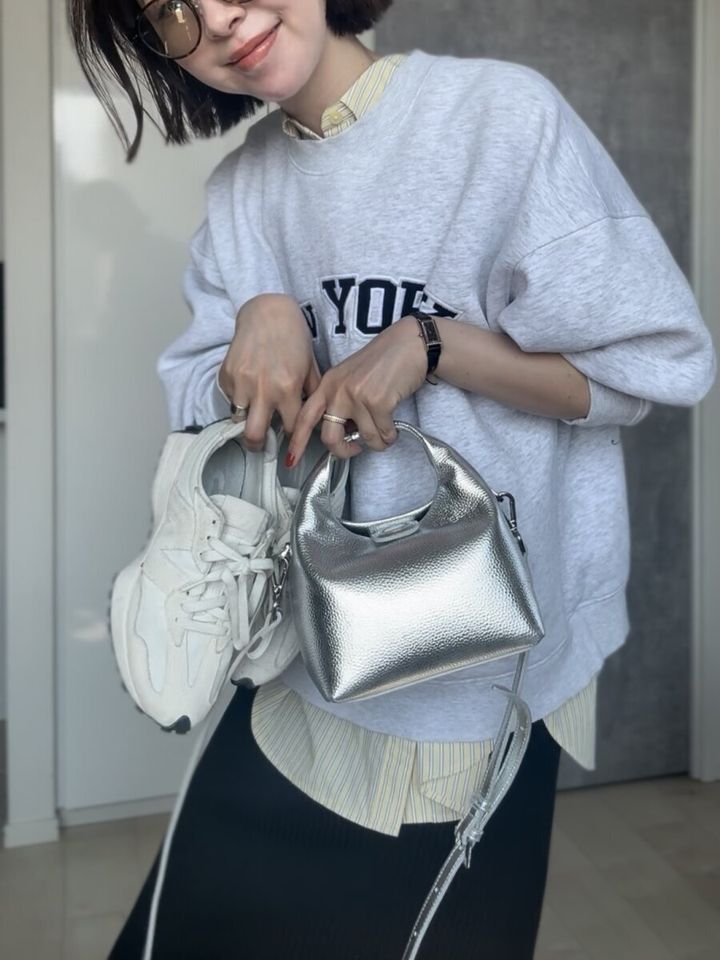 GUドルマンスリーブストライプシャツのスウェットレイヤードコーデ