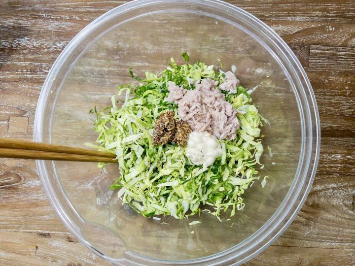 ツナ缶の汁気を軽く切って加え、粒マスタード・マヨネーズを加えて和え、塩コショウで味を整えます。