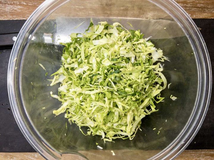 春キャベツを千切りにして塩をまぶし、1分ほど置いてしんなりさせます。