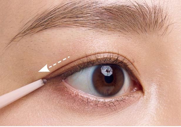 下描きしたラインをのばすように、まずはBで目尻にひと描き。