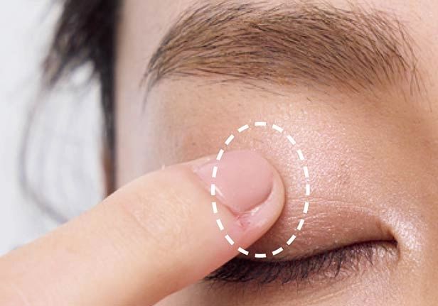 ハイライト色はまぶたの中央に