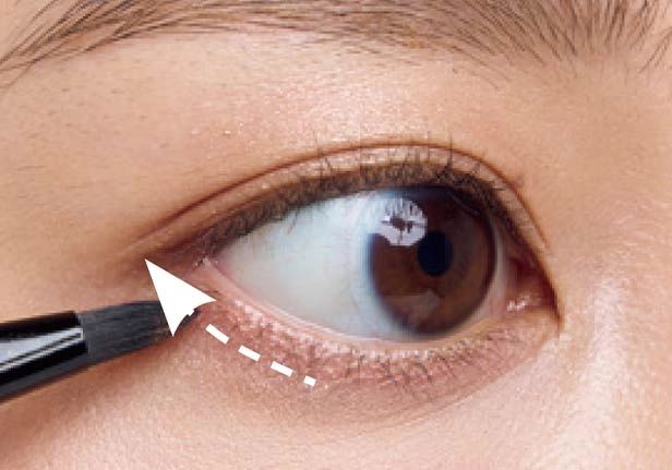 バランスを見ながら、下まぶたにもちょこっと。