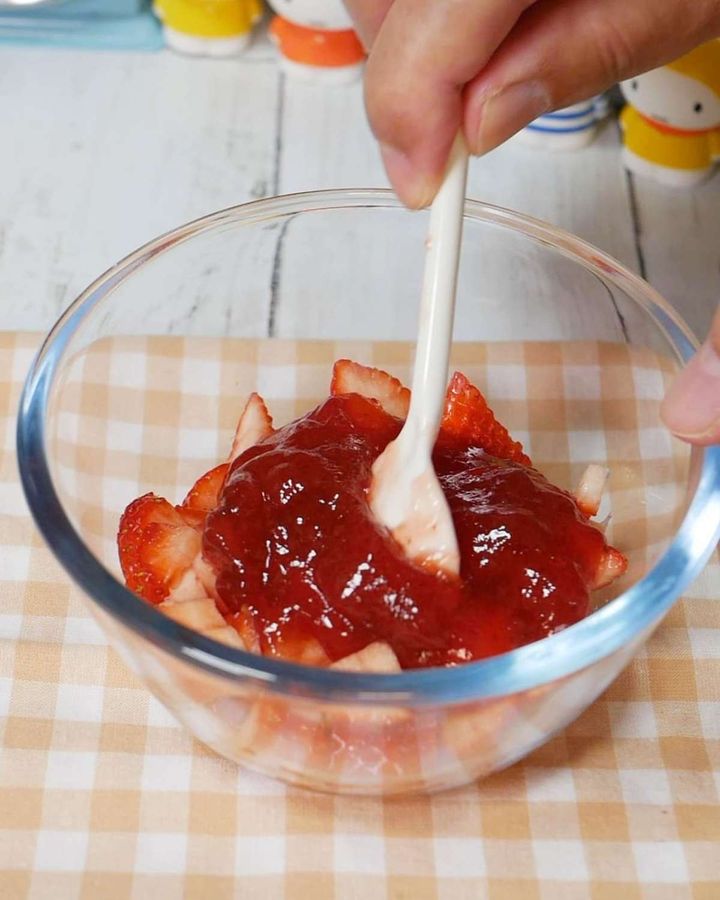 「パンナコッタのいちごソースかけ」レシピ