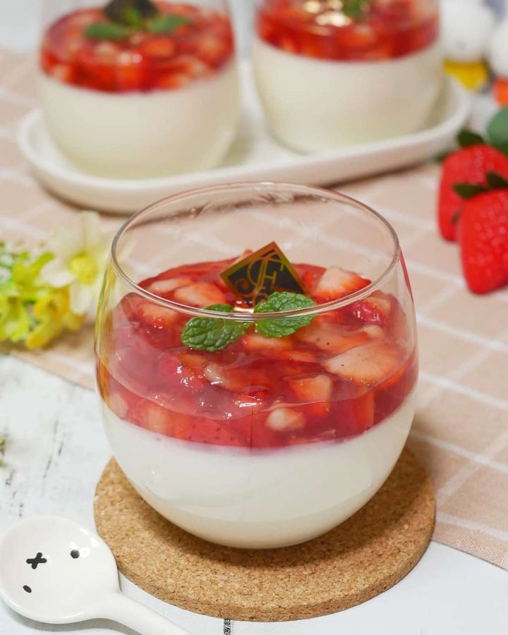 「パンナコッタのいちごソースかけ」レシピ