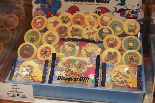 おしゃれしたスヌーピーやエルモたちが描かれたクッキー