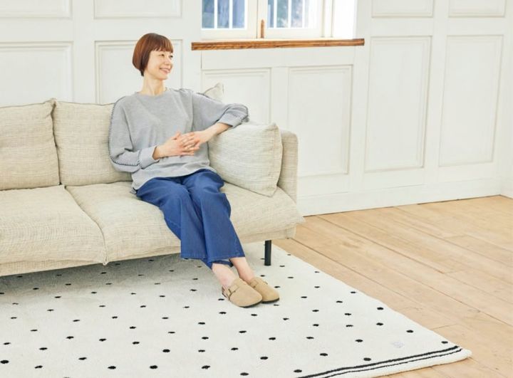 ラグ［Ｈ180×Ｗ180］¥4,070、（モデル）プルオーバー¥1,419、デニムパンツ¥2,189（すべてシーズン リーズン バイ リン アンド レッド／しまむら） 靴（しまむら参考商品）