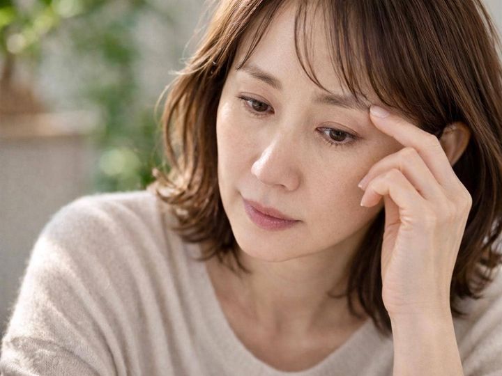 まつ毛や眉が薄くなってきた？40代以降“目元の毛”が変化してくる理由