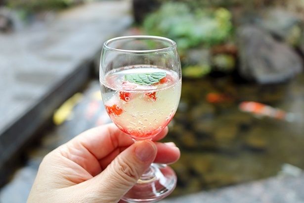 仕上げにソーダを注いで完成させる、レモンゼリーとフランボワーズのグラススイーツ