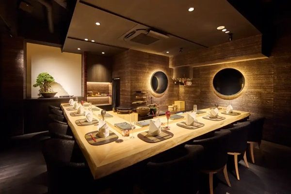 【東京都港区】「六本木 鮨悠」で伊勢海老や松葉蟹の特別コース×希少日本酒の一夜限定ディナー開催