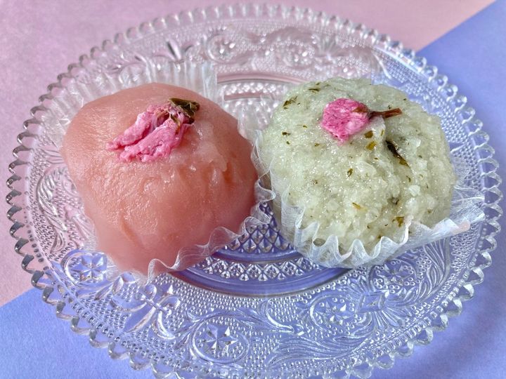 2色ともしっかり「さくら」！優しい味わいで美味しい！【カルディ】冷凍食品の「2色の桜おはぎ」