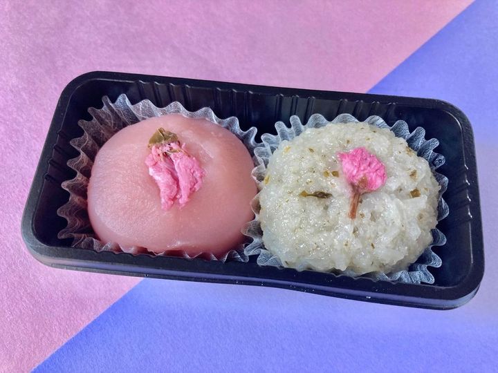 2色ともしっかり「さくら」！優しい味わいで美味しい！【カルディ】冷凍食品の「2色の桜おはぎ」