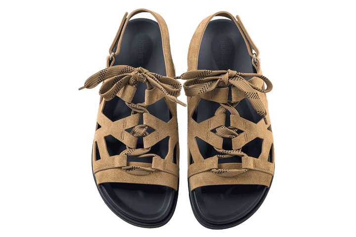 〈エルメス〉のメッシュサンダル