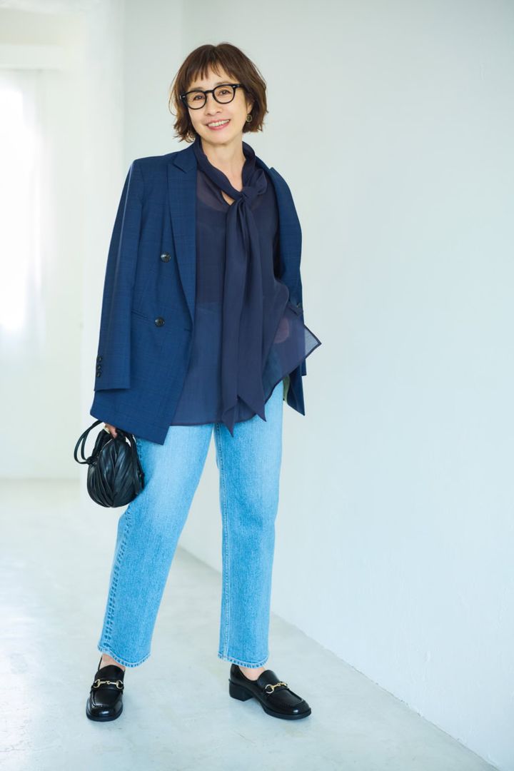 ブラウス¥8,990／プラステ、ジャケット¥52,800／トゥモローランド コレクション、デニムパンツ¥25,300／レッドカード フォー トゥモローランド （ともにトゥモローランド）、メガネ¥46,200／アイヴァン（アイヴァン 東京ギャラリー）、ピアス¥36,300、リング¥58,300／ともにダニエラ・デ・マルキ（アッシュ・ペー・フランス）、バッグ¥49,500／オルセット（オルサ）、靴¥18,150／ダイアナ（ダイアナ 銀座本店）