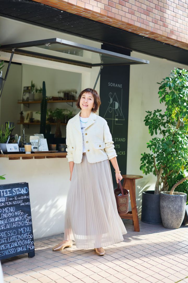 スカート¥9,990／プラステ、ツイードジャケット¥66,000／トゥモローランド コレクション（トゥモローランド）、Tシャツ¥7,150／ル シェルド ハリス（金万）、ピアス¥17,490／ピニャック（ズットホリック）、ネックレス¥16,500／シルコ（アッシュ・ペー・フランス）、ブレスレット¥22,680／アビステ、バッグ¥35,200／オルセット（オルサ）、靴¥25,300／ヒミコ