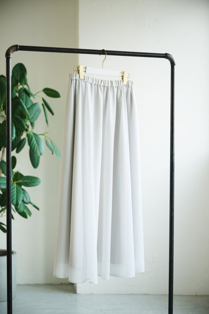 スカート¥19,800／ヒューマン ウーマン