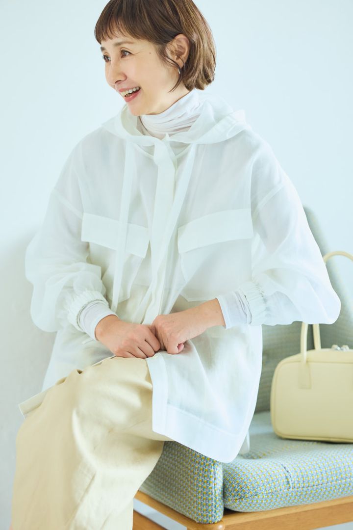 ブラウス¥56,100／エブール（リトルリーグ インク）、タートルネックカットソー¥16,500／ル フィル（ル フィル ニュウマン新宿店）、パンツ¥33,000／ハリス×ケイコ オカモト（金万）、ピアス¥27,500／プラウ、バッグ¥2,990／ジーユー