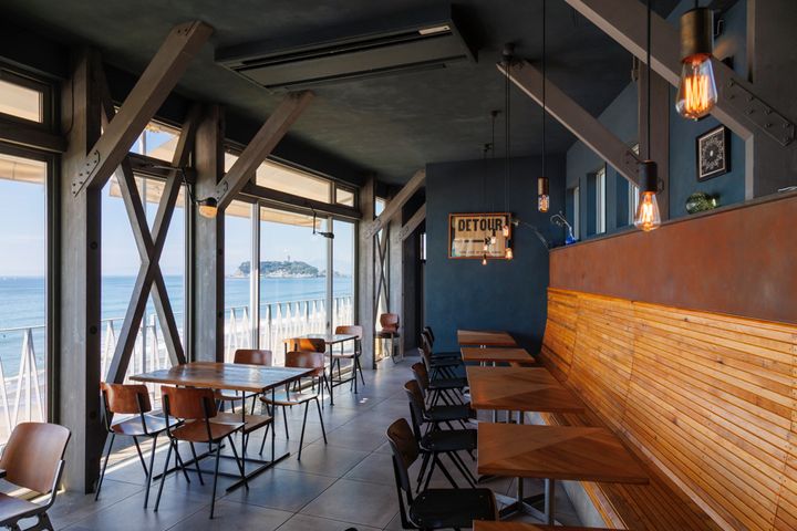 Double Doors NAVY店内