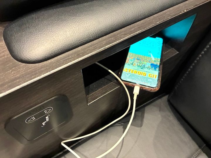 「109シネマズプレミアム新宿」充電設備