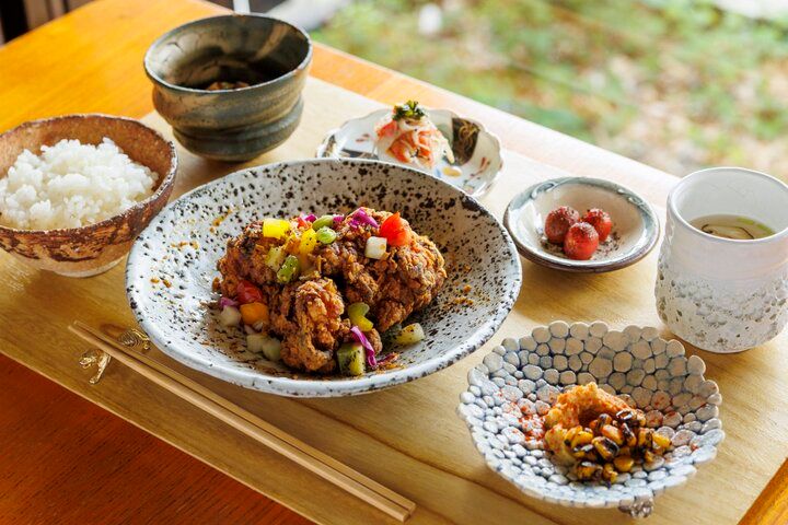 信楽の自然に囲まれた古民家レストラン「ちょっと中華な食堂 alo」で、うつわ使いも楽しいランチを♪