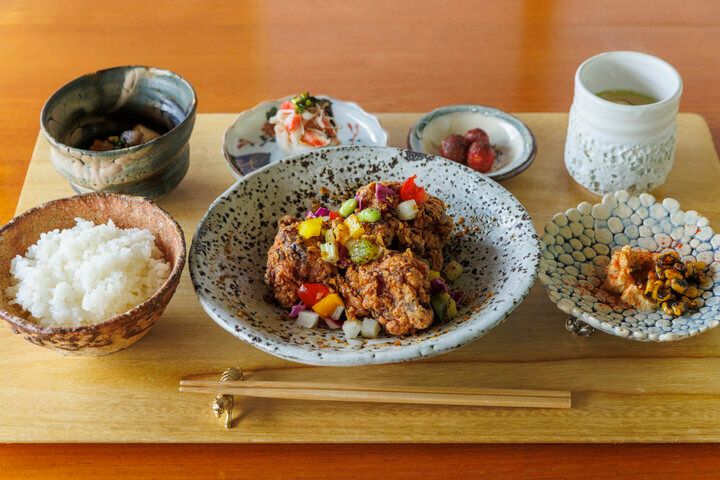 信楽の自然に囲まれた古民家レストラン「ちょっと中華な食堂 alo」で、うつわ使いも楽しいランチを♪