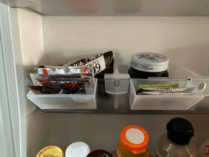 DAISO(ダイソー)：取り出しやすい冷蔵庫用ナナメ型ポケット(ミニ)