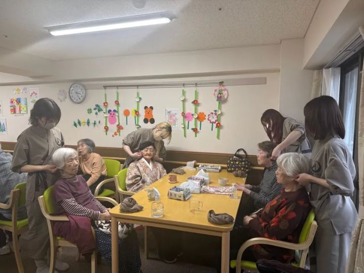 介護施設で行われた耳ケアイベントの様子