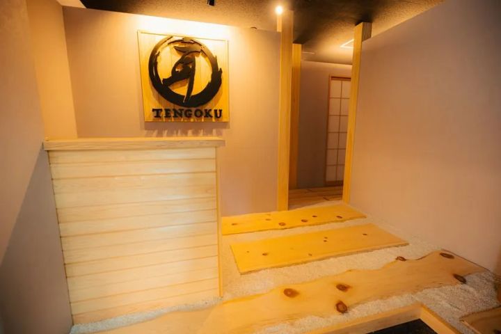 高齢者に寄り添って耳まわりのケアを行うスタッフ