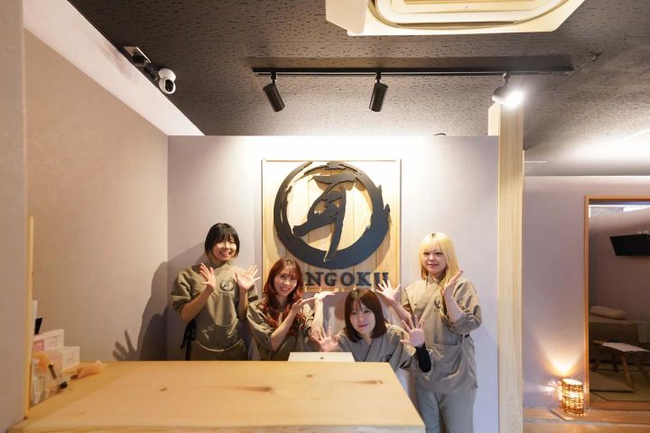 お耳天国のスタッフ4人が受付前に並ぶ様子