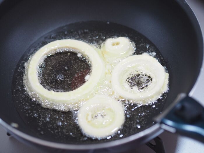 新玉ねぎで美味しさ倍増♡おうちで絶品『オニオンリング』ができちゃった！