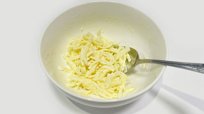 市販のピザ用チーズに混ぜるだけ。『絶品チーズ』を作る裏ワザ。とろけ具合が全然違うんです♪