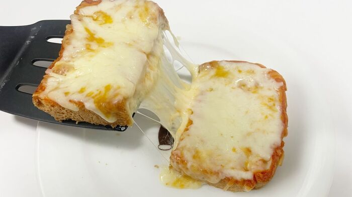 市販のピザ用チーズに混ぜるだけ。『絶品チーズ』を作る裏ワザ。とろけ具合が全然違うんです♪