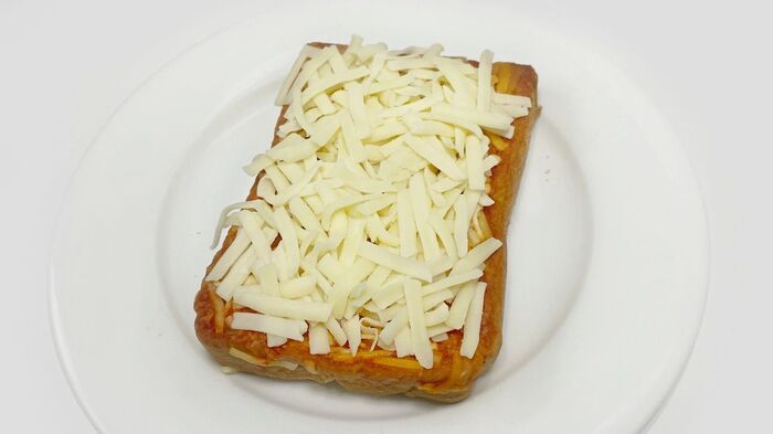 市販のピザ用チーズに混ぜるだけ。『絶品チーズ』を作る裏ワザ。とろけ具合が全然違うんです♪