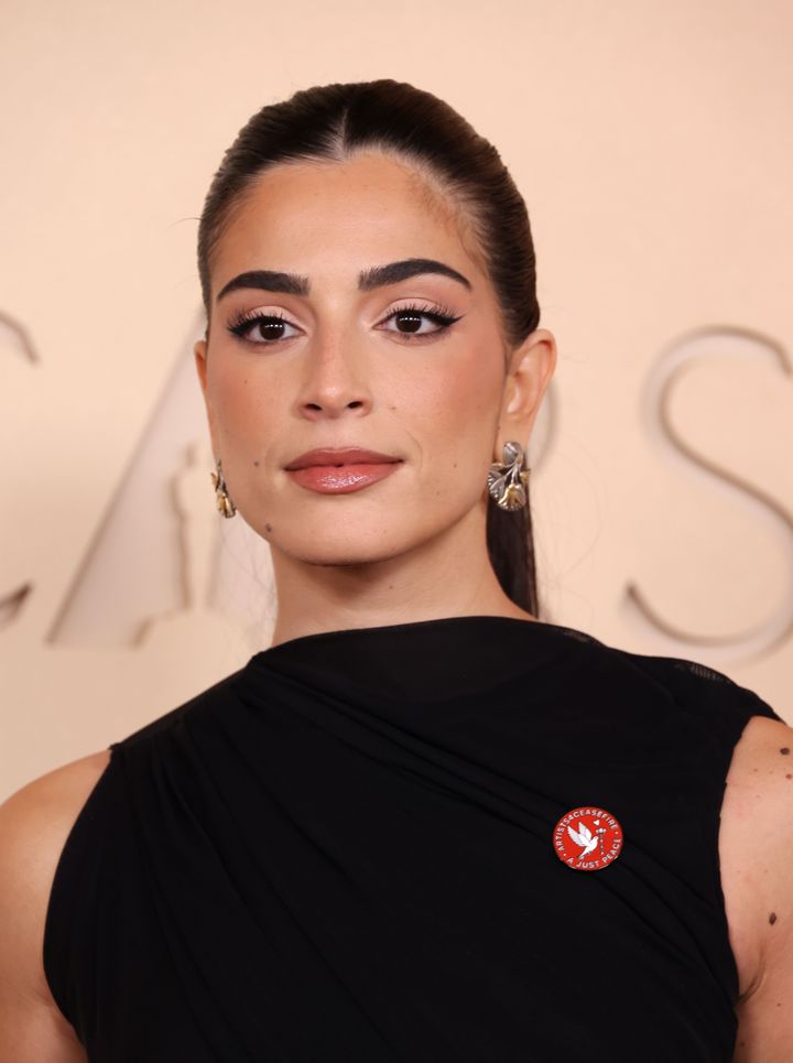 『ヒンド・ラジャブの声』に出演したパレスチナ人俳優のサジャ・キラニ。「Artists4Ceasefire」のピンバッジを着けている。