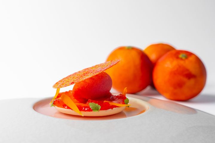 【BLOOD ORANGE(ブラッドオレンジ)】<br /> 愛媛県産ブラッドオレンジを主軸に、ブラッドオレンジ梅酒のジュレ、マスカルポーネとクリームチーズを合わせたメインデザートのチーズケーキ。