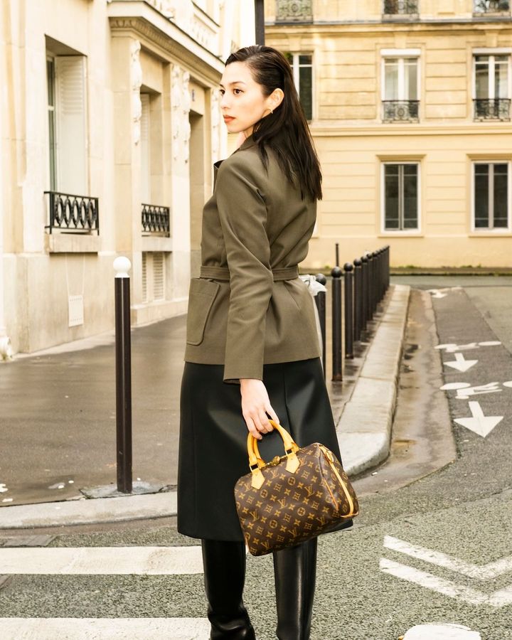 ジャケット ¥621,500 ワンピース ¥951,500 ロングブーツ（参考商品） バッグ ｢スピーディ・バンドリエール 25」¥288,200 ピアス｢ル ダミエ ドゥ ルイ・ヴィトン｣ ¥770,000