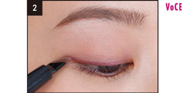 ブラシで目尻をぼかす