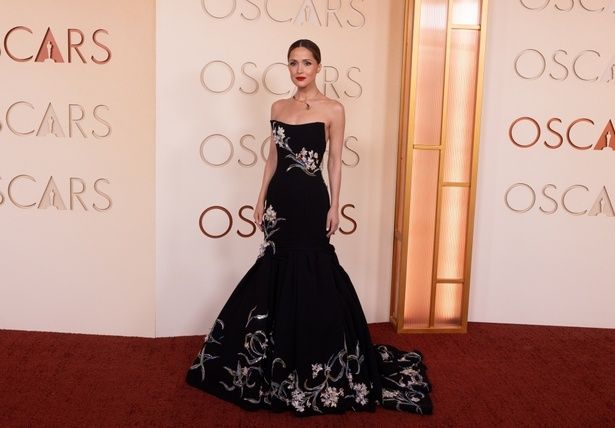 ローズ・バーンは、マーメイドシルエットのドレスでレッドカーペットにお目見え [c]A.M.P.A.S.