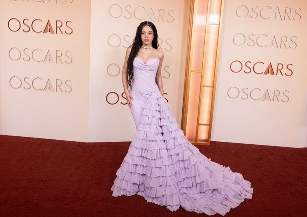 チェイス・インフィニティは、ラベンダーカラーのアシンメトリードレスでお出まし [c]A.M.P.A.S.